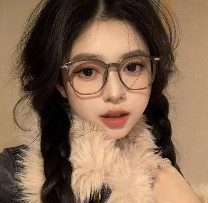 hình gái xinh tóc dài đeo kính đáng yêu