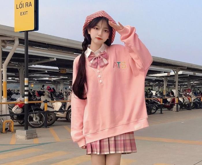 ảnh gái xinh đứng ngoài trời ngây thơ