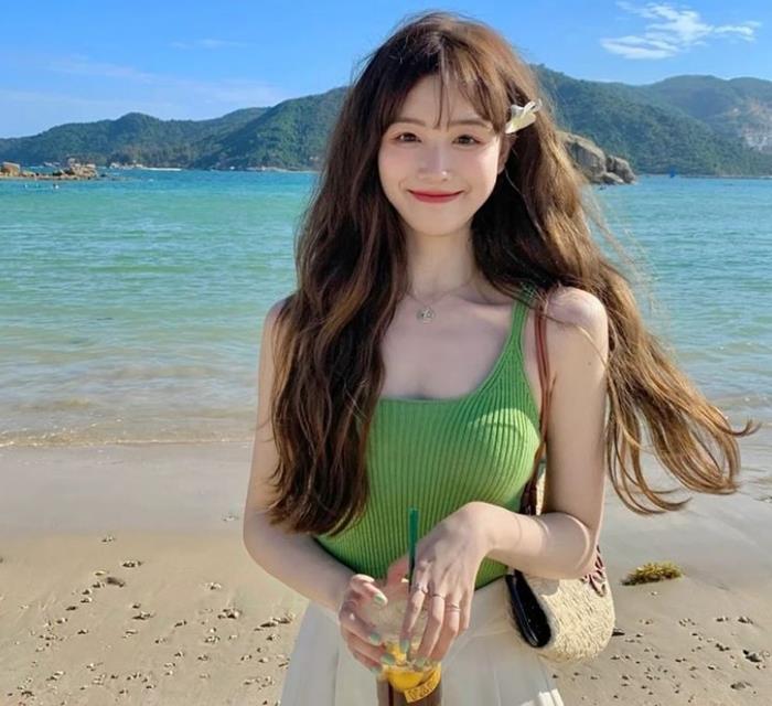 Hình gái xinh đứng ở biển tươi sáng