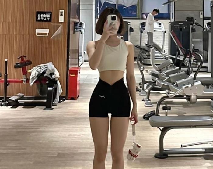 hình gái xinh đứng trước gương dáng đẹp