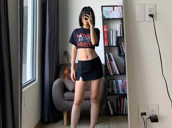 hình gái xinh đứng trước gương tự tin