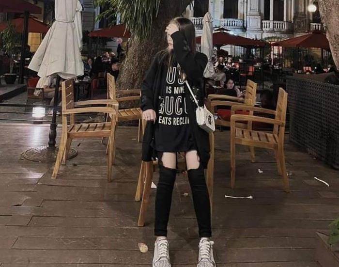 hình gái xinh đứng che mặt phong cách