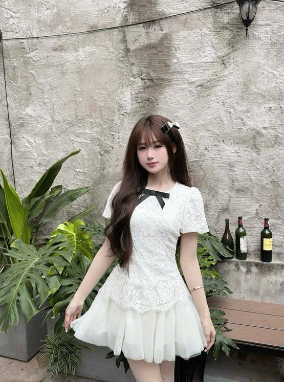 Gái xinh mặc váy ngắn dịu dàng
