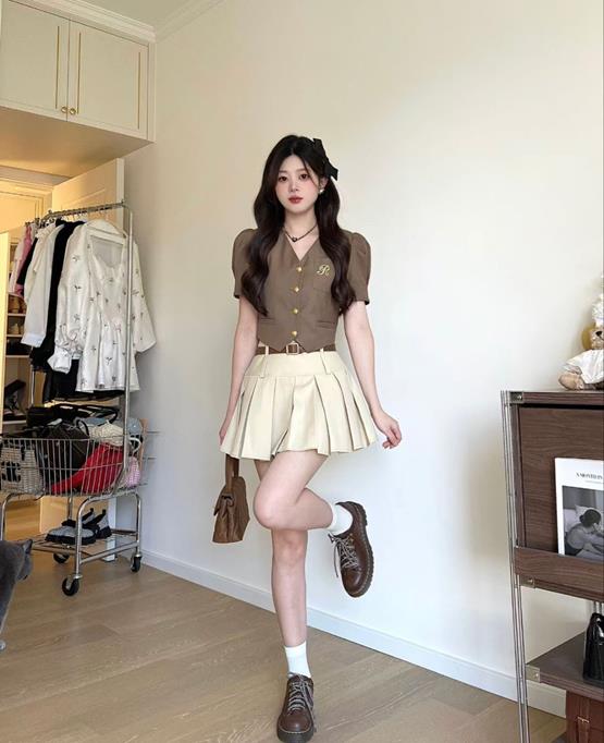 Gái xinh mặc váy xếp ly ngắn 