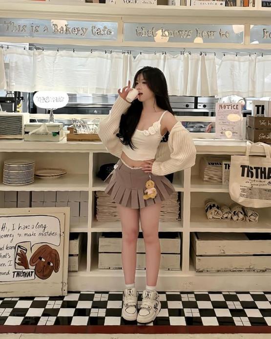 Gái xinh mặc váy xếp ly siêu ngắn 