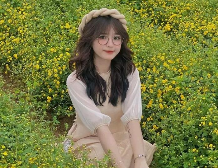 ảnh nữ cute đeo kính
