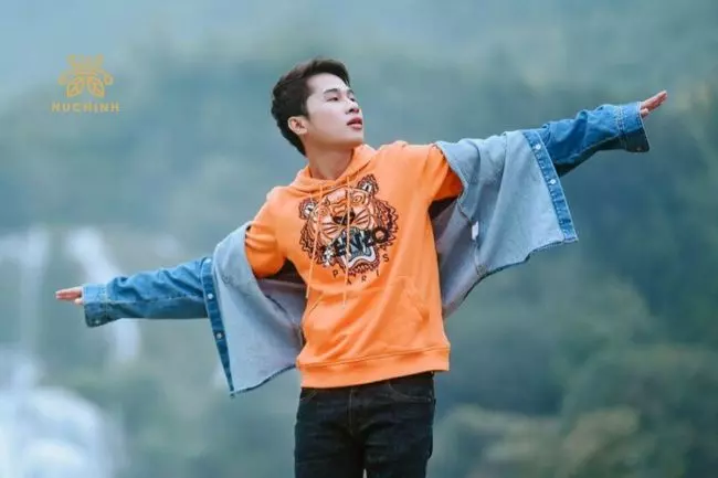 Kiểu tóc mái chéo độc đáo