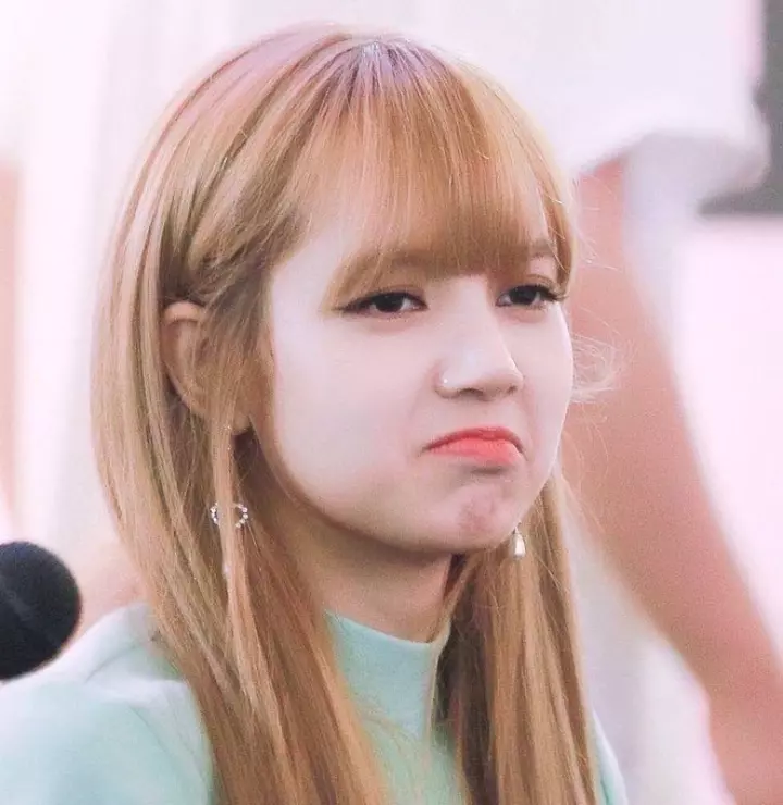 Ảnh Lisa cute với má phúng phính, mắt to tròn