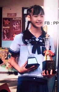 Ảnh Lisa ngày bé mặc đồng phục học sinh