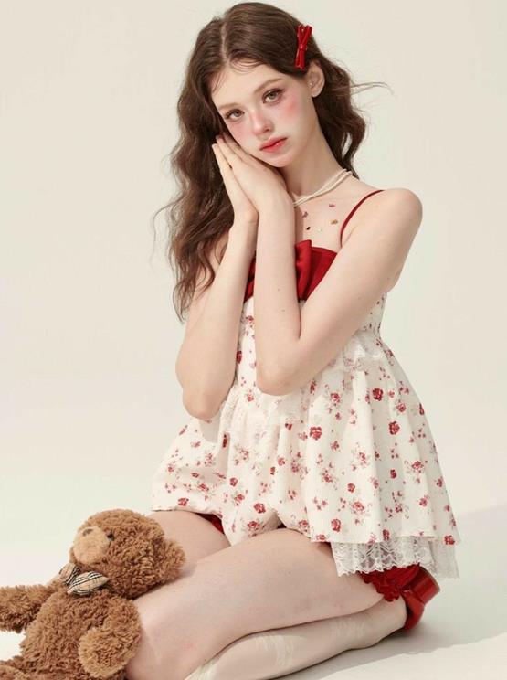 Hình mẫu thời trang nữ cùng gấu bông