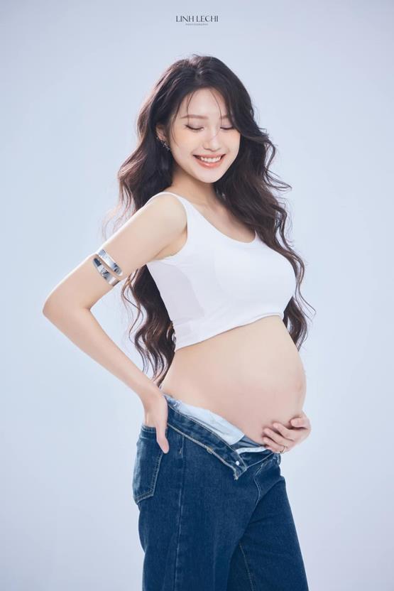 Hình mẹ bầu cười tươi hạnh phúc