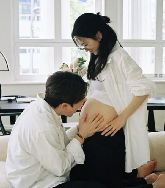 Mẹ bầu và chồng trò chuyện cùng con