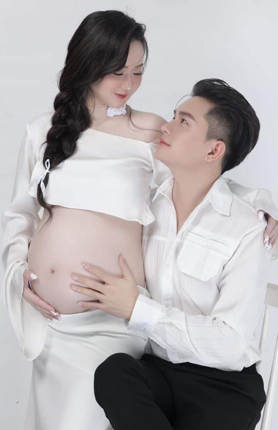 Mẹ bầu và chồng nhìn nhau tình cảm