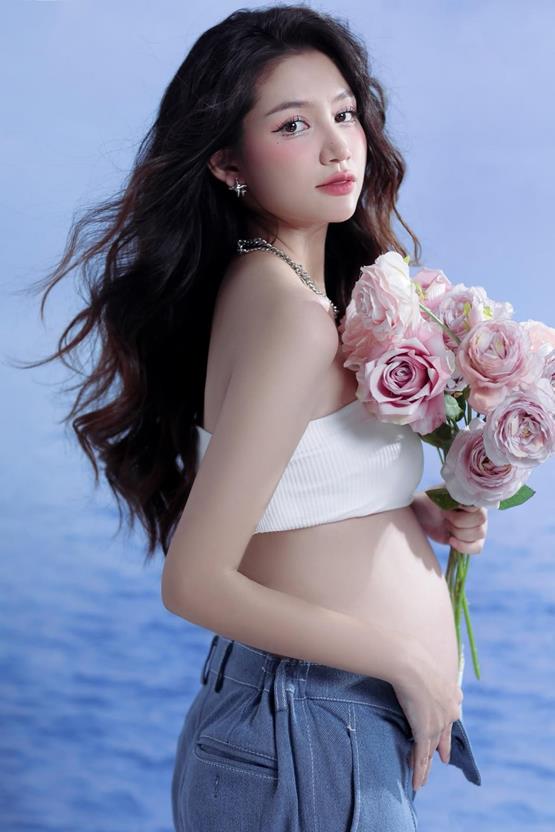 Hình mẹ bầu cầm bó hoa hồng