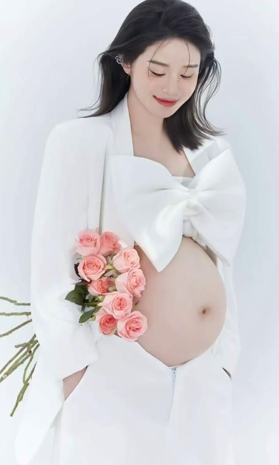 Hình mẹ bầu và hoa đẹp rạng ngời