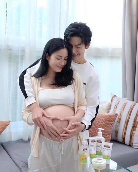 Mẹ bầu và chồng cười hạnh phúc