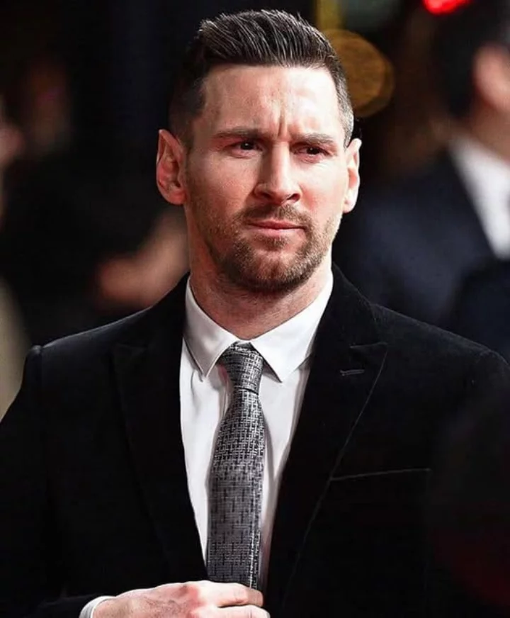 Ảnh Messi mặc vest – lịch lãm, cuốn hút không kém người mẫu chuyên nghiệp.