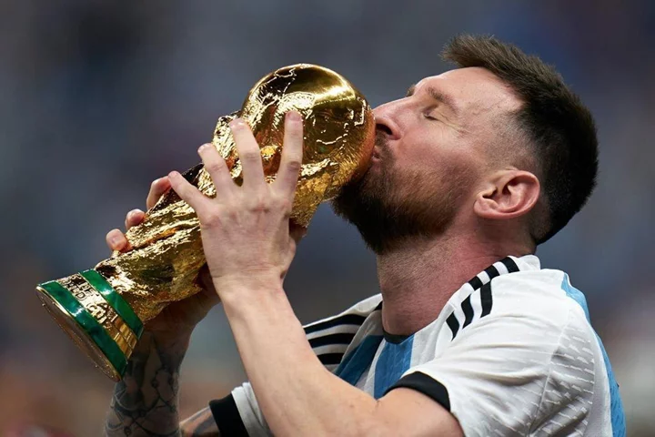Ảnh Messi nâng cúp World Cup 2022 – giấc mơ trọn vẹn sau bao năm chờ đợi.