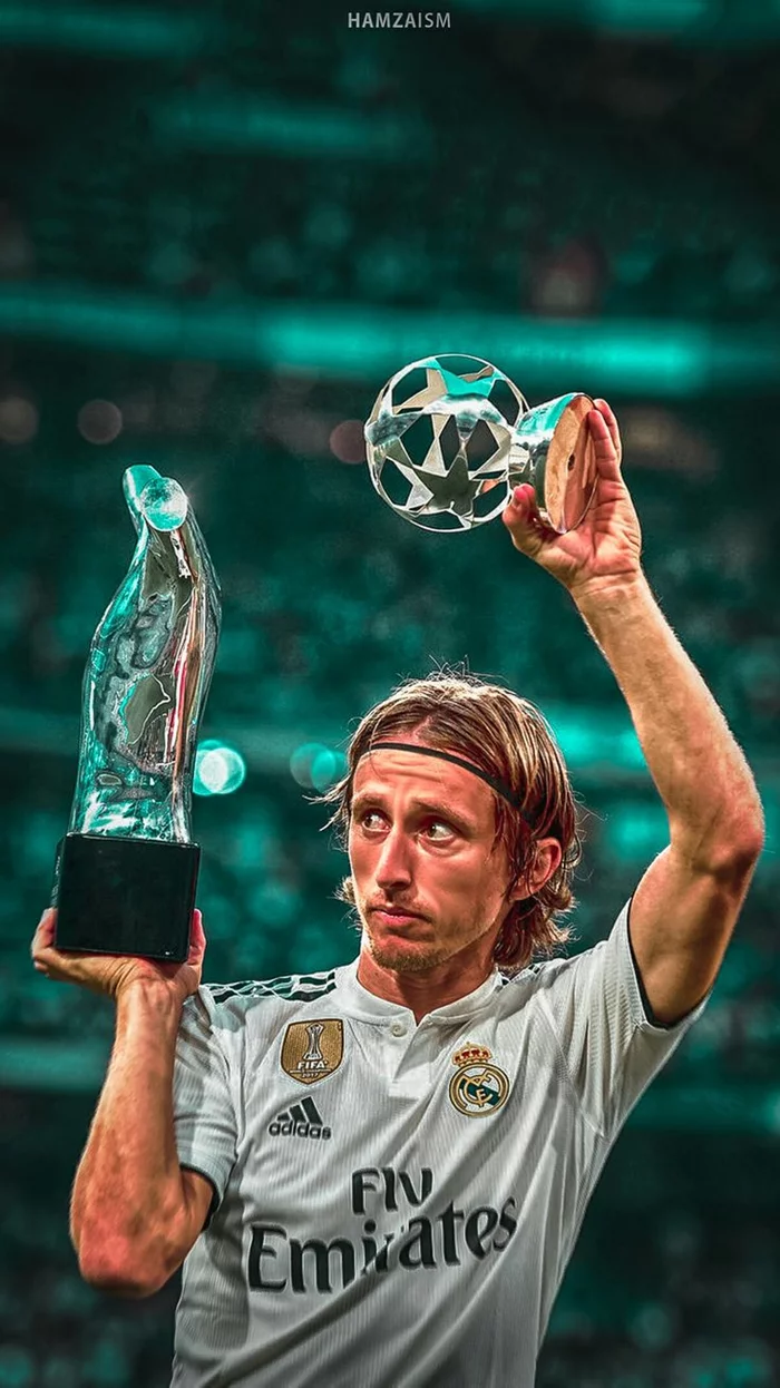 Hình nền Modric nâng cúp vô địch