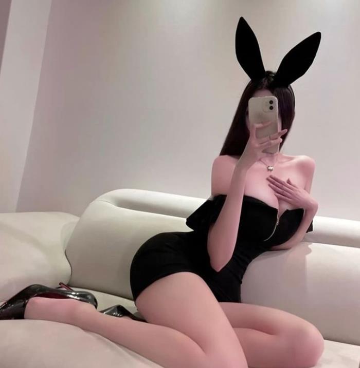 hình gái xinh ngực to hóa trang quyến rũ