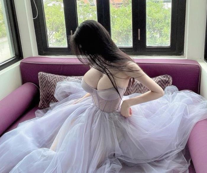 hình gái xinh ngực to khủng mặc váy công chúa
