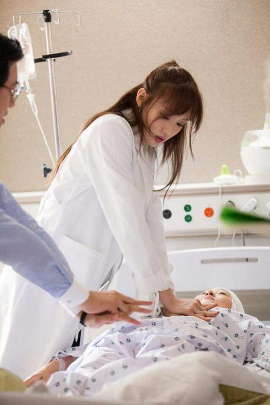 Hình bác sĩ nữ cấp cứu bệnh nhân nguy kịch