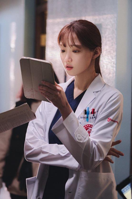Hình bác sĩ nữ đọc bệnh án