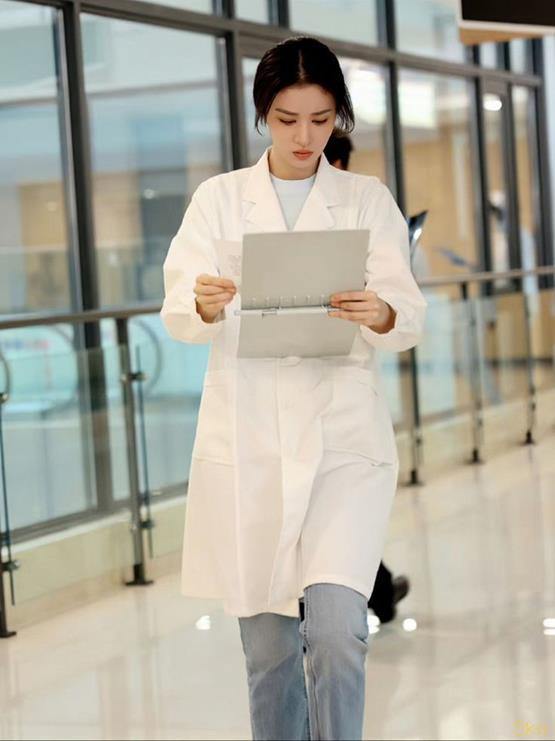 Hình bác sĩ nữ xem tài liệu
