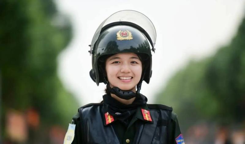 Ảnh cảnh sát cơ đông đẹp nữ