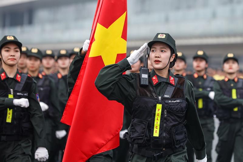 Ảnh cảnh sát cơ đông đẹp nữ diễu binh trang nghiêm
