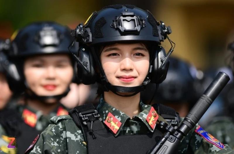 Ảnh nữ cảnh sát diễu binh trang nghiêm