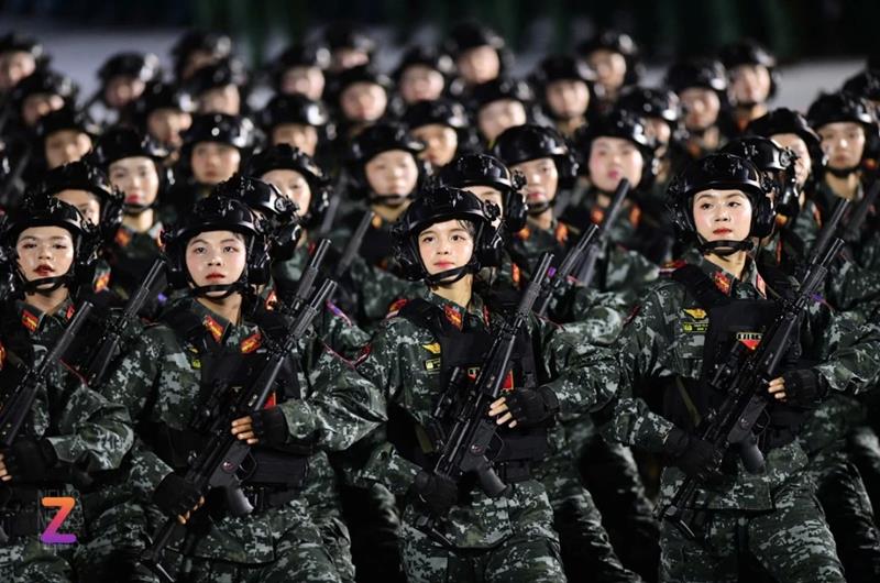 Ảnh khối nữ cảnh sát diễu binh