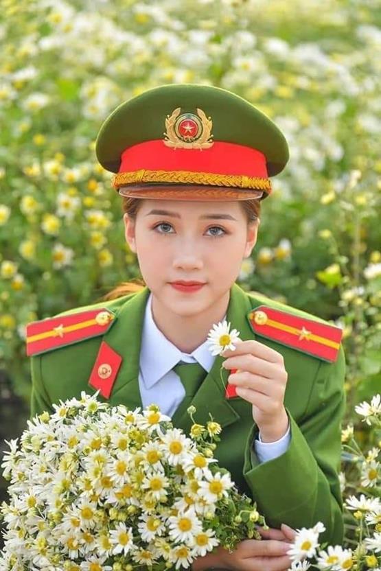 Hình nữ công an xinh đẹp trong vườn hoa
