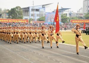 Ảnh nữ công an diễu binh tại Điện Biên