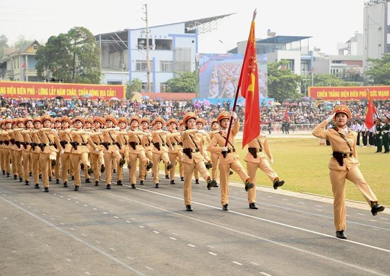Hình ảnh nữ cảnh sát giao thông điễu binh tại Điện Biên
