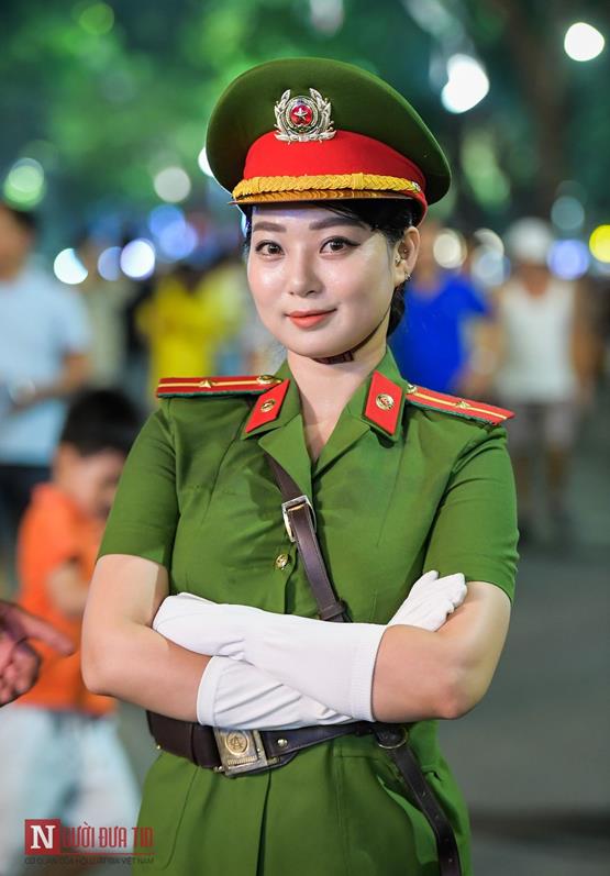 Hình nữ công an cười tự tin