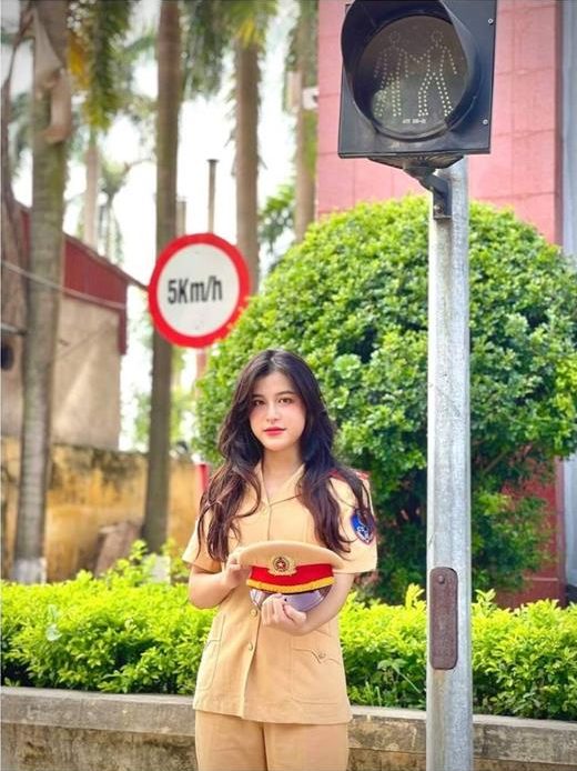 Hình nữ công an giao thông xinh đẹp