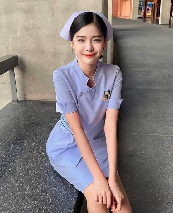 Ảnh cô y tá cười mỉm dễ thương
