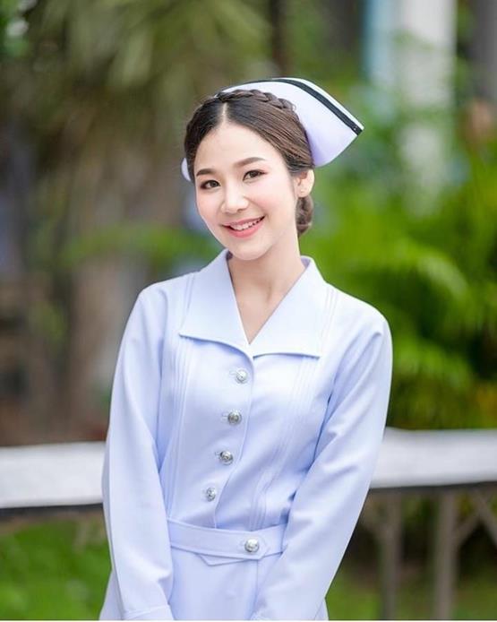 Ảnh cô y tá cười tươi rạng rỡ