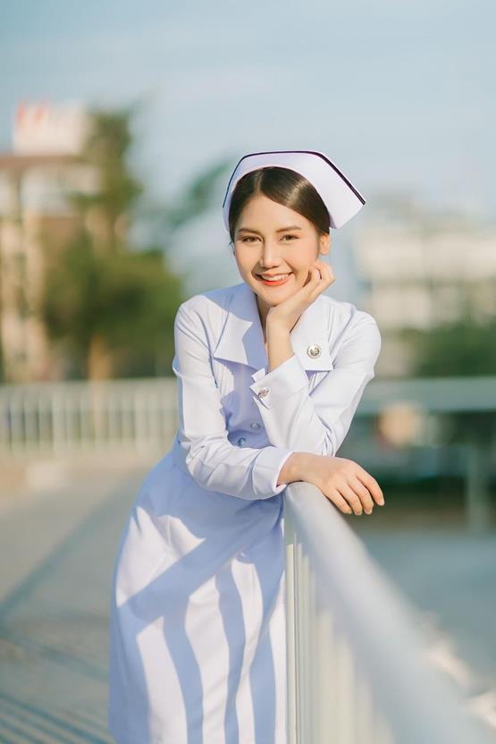Ảnh cô y tá cười duyên dáng