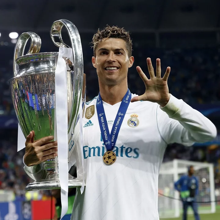 Ảnh Ronaldo cầm cup C1