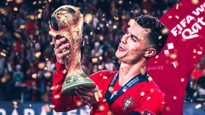 Ảnh Ronaldo cầm World Cup – Khát khao chưa trọn vẹn