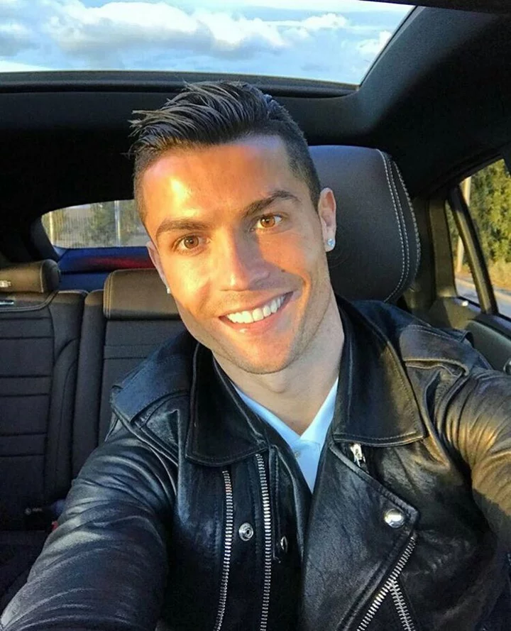 Ảnh Ronaldo cười thể hiện sự thân thiện và gần gũi.