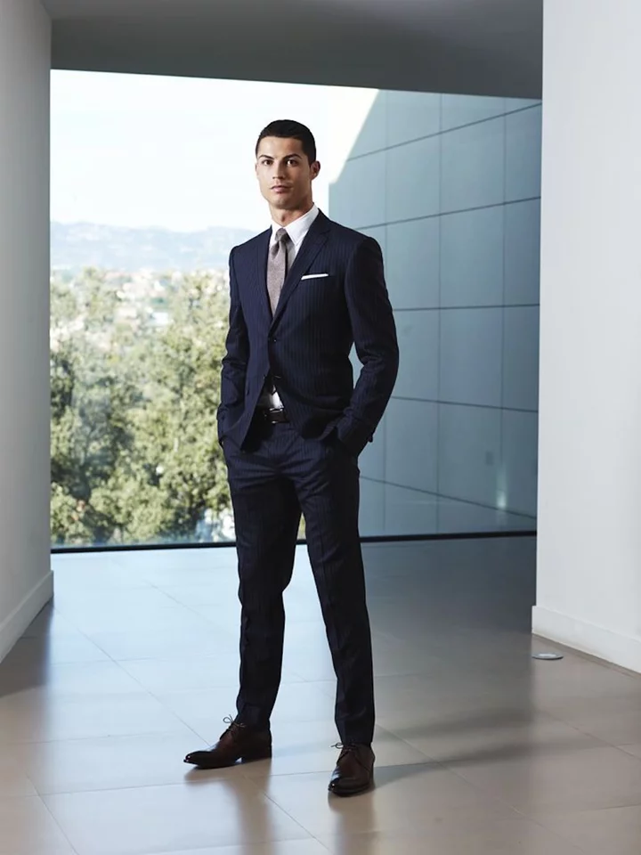 Ảnh Ronaldo mặc vest cho thấy phong thái lịch lãm.