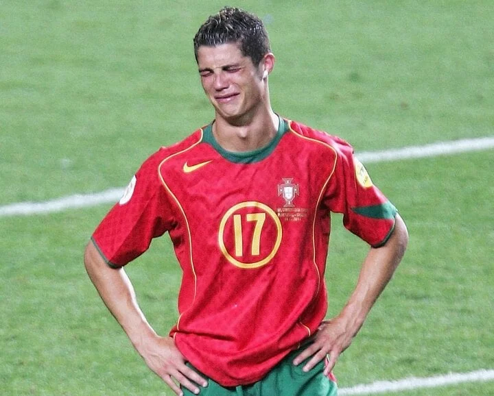 Euro 2004: Ronaldo bật khóc nức nở sau trận chung kết thua Hy Lạp