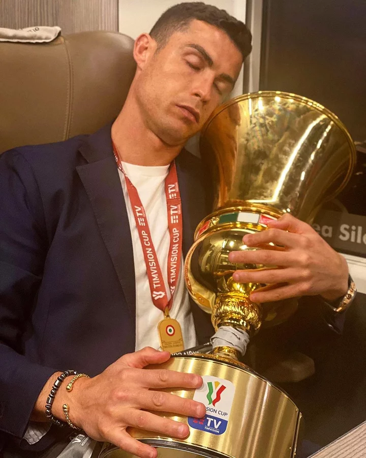 Ảnh Ronaldo ôm cúp – Tình yêu dành cho bóng đá