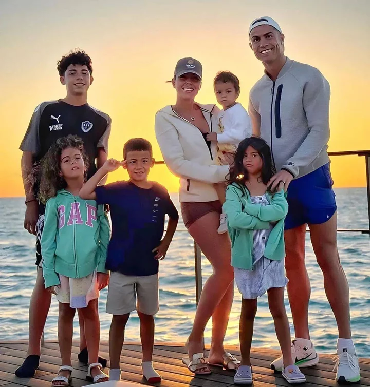 Ảnh Ronaldo với gia đình khiến fan thêm yêu quý.