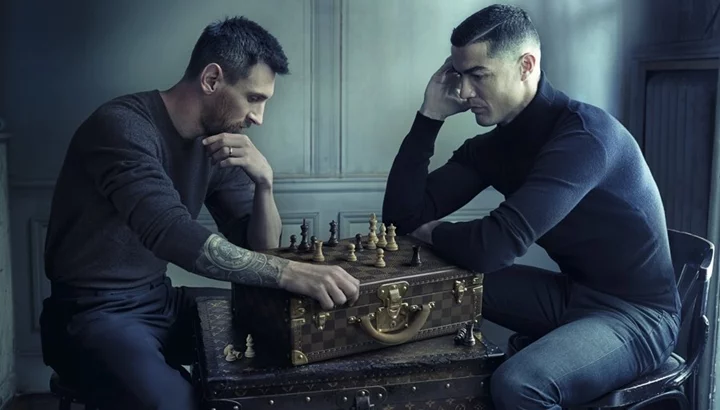 Hình nền Ronaldo và Messi đánh cờ (hình ảnh quảng cáo Louis Vuitton nổi tiếng).