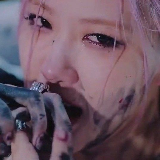 Khám Phá Bộ Ảnh Buồn Khóc Đầy Cảm Xúc Của Rose BlackPink
