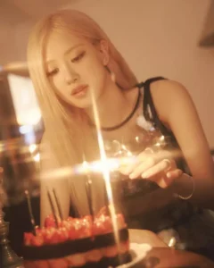 Xem Ngay Những Bức Ảnh Sinh Đật Đáng Nhớ Của Rose BlackPink
